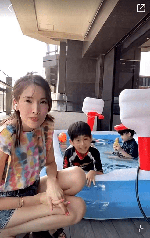林志颖老婆晒双胞胎儿子家中游泳 豪宅内景曝光