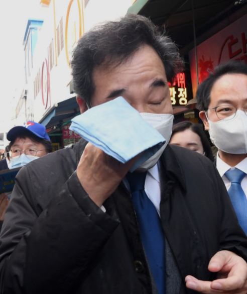 韩国执政党党首被扔鸡蛋 直接砸中脸 蛋黄四溅