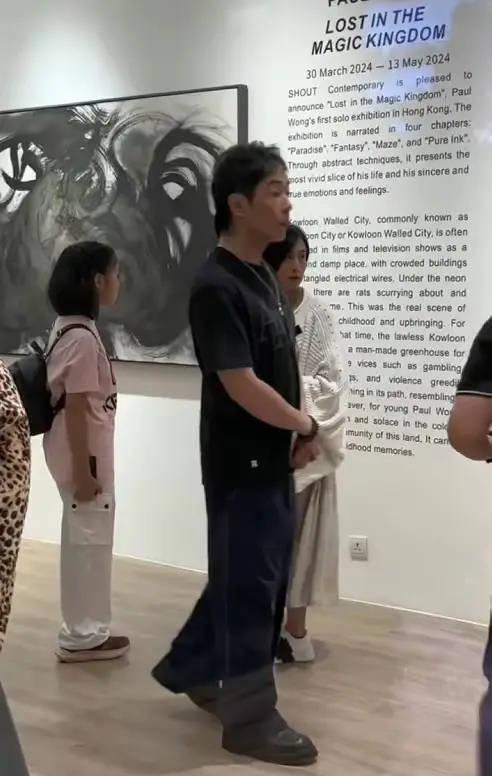 朱茵带女儿现身老公黄贯中画展 一家三口罕见同框画面温馨