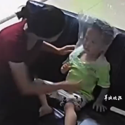 Ω男孩呼吸困难母亲用塑料袋罩头急救，什么是呼吸性碱中毒？