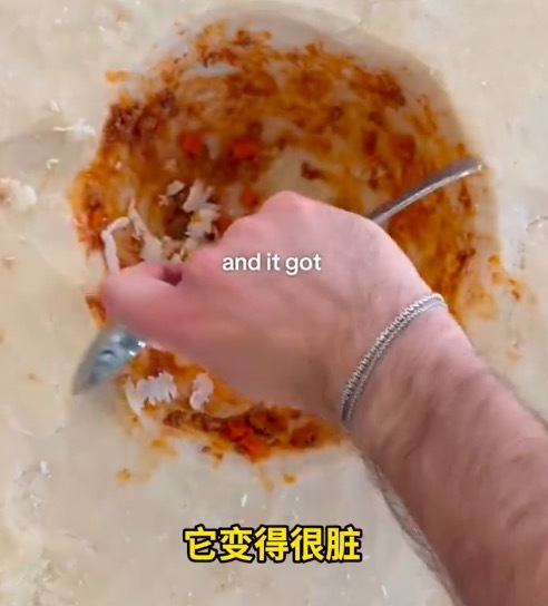 小哥斥巨资买了个奶酪轮 需要这样清洁保养再放回冰箱...