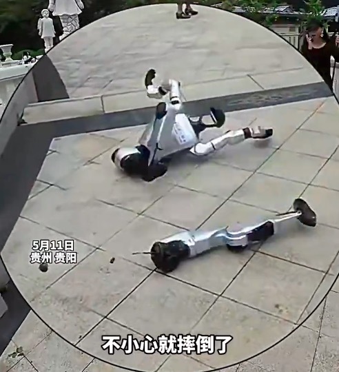 机器人下楼梯“翻车骨折” 网友：成长的道路上免不了磕磕碰碰