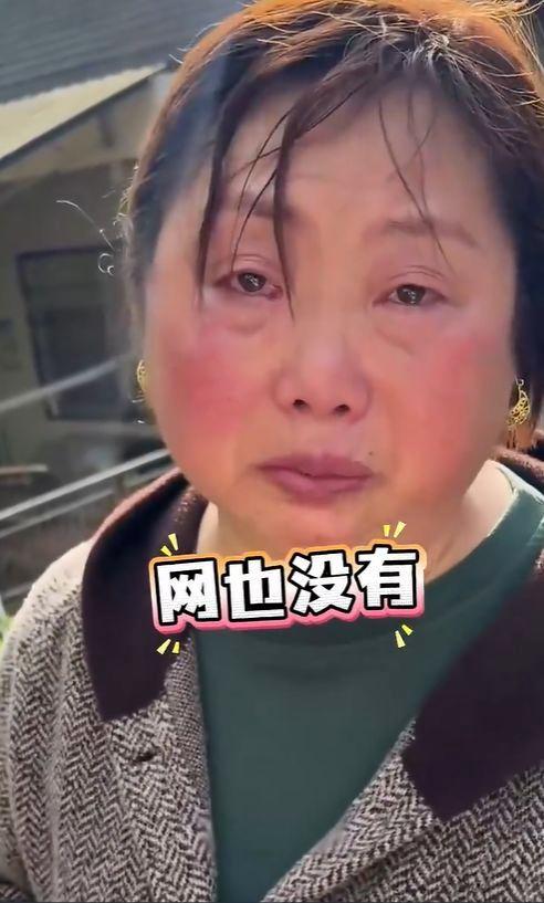 抗洪女干部：耳环不是金的