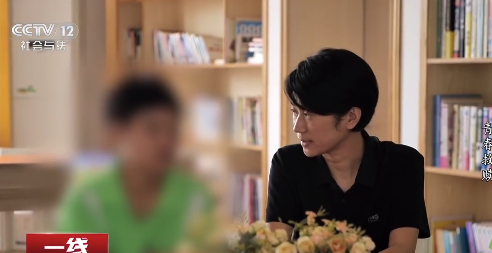 女孩遭霸凌网上认文身大哥求庇护 家人：为什么不打别人，只打你？