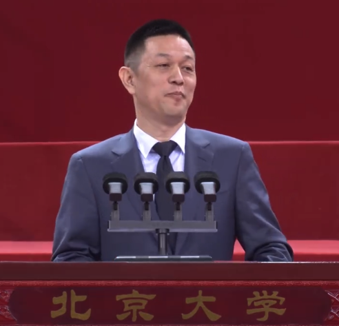 李斌自曝创业初期住公司睡会议桌上