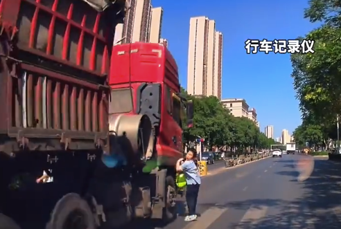 看得人后背发凉！货车过斑马线不减速男孩急停躲过