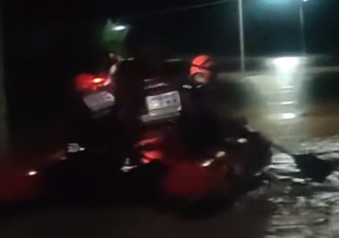 广西局地积水没过胸口 消防救援人员星夜救援