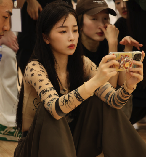 虞书欣演唱会vlog练习室造型，印花打底衣好有设计感