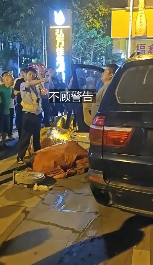 福建泉州：宝马车主冲卡撞人袭警