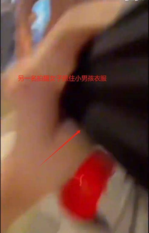 警方回应女子持刀被壮汉制服 现场情况危急引发关注