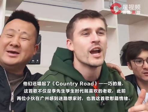 外国小伙误入喜丧现场“蹭饭” 英语完美控场