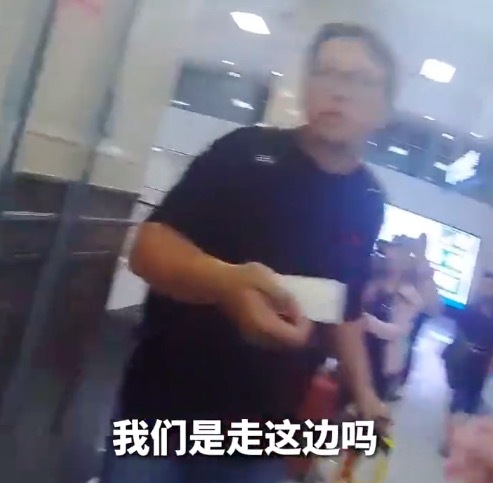 警察带台湾同胞走中国公民专用通道 网友：回家路没有隔阂