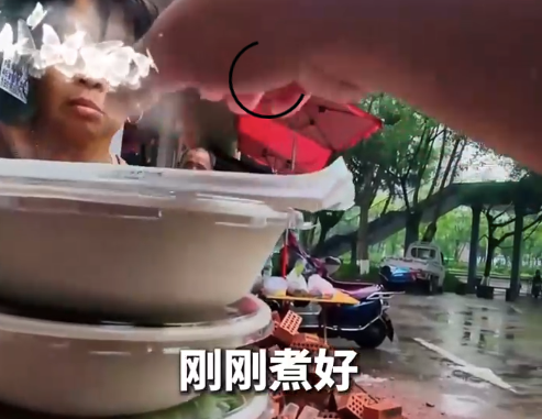 男子将做错的预订单免费送给隔壁吃