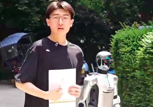 最硬核秀录取通知书方式来了！机器人给666分考生送录取通知书