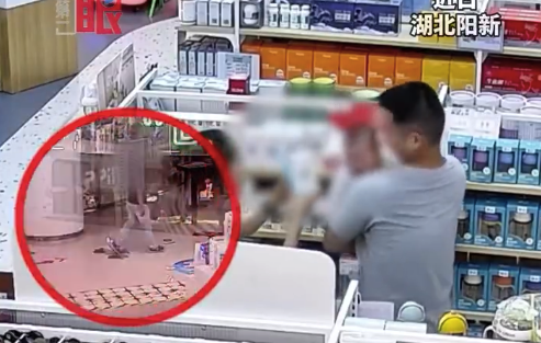 奶爸和警察身份丝滑切换！民警在商场买奶粉时偶遇嫌疑人，把宝宝递给妻子就跟上他，叫来支援将他抓捕归案