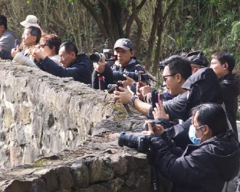 韓庚成功混入公園攝影大爺