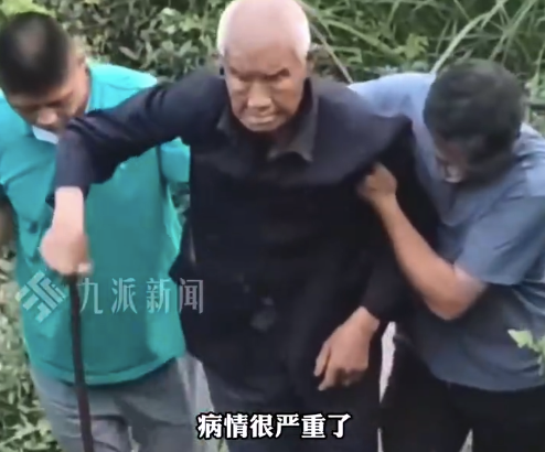 86歲病重老人拄拐到父母墳前拜別 老人身體已經(jīng)很糟糕想和父母做最后的告別