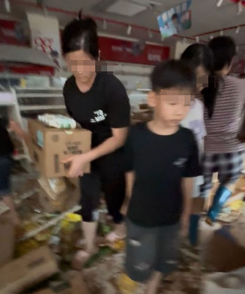 赵一鸣回应个别门店物资遭哄抢 水灾期间物资被抢引发关注