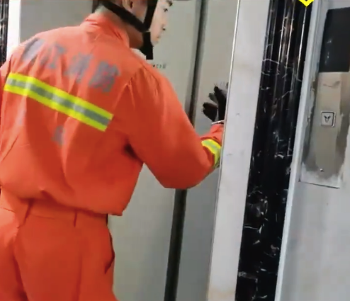 女子凌晨被困電梯幸遇鄰居報警獲救 消防科普