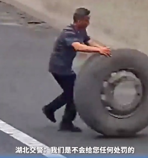 这一弯腰,帅遍全网!高速上轮胎掉落65岁老伯挺身排险