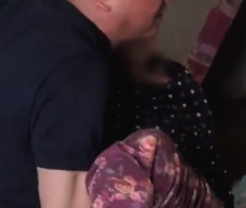 积水漫村瘫痪老人被接力抱离险境 