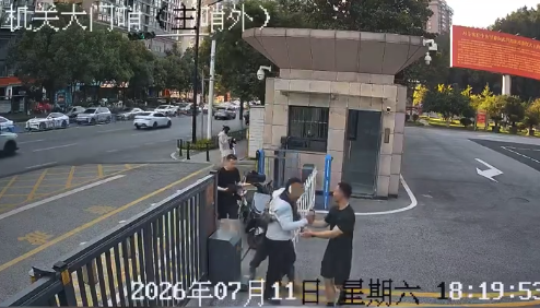 男子瘫倒在营区 门口武警立刻进行降温