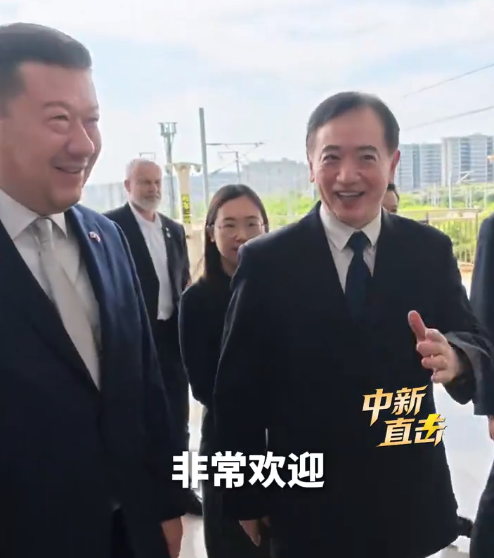 捷克众议长冈村富夫乘高铁抵达杭州，感叹：这高铁站真大！