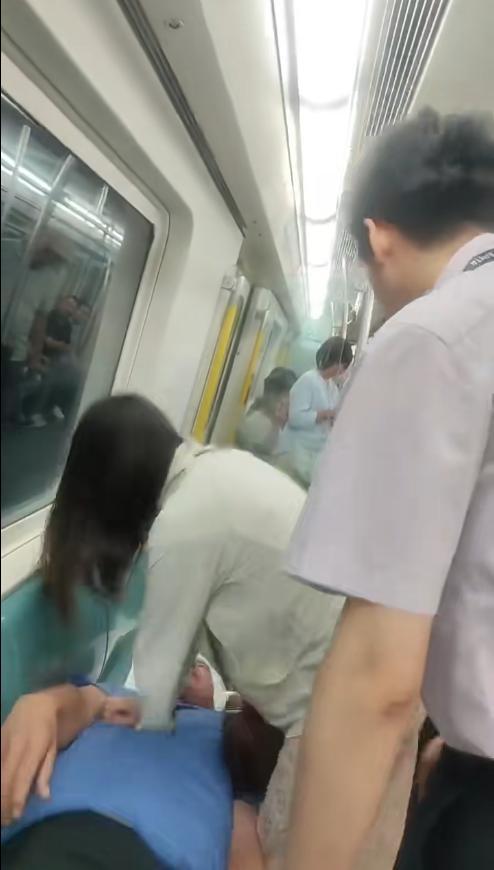 乘客地铁晕厥 众人联手施救 教科书式救援获赞
