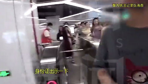 00后女孩坐地铁看时团演唱会被抓