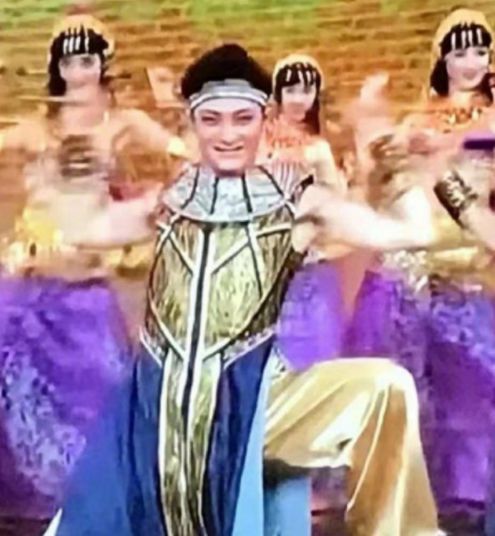 带8倍镜看春晚？舞蹈演员被网友指撞脸黄子韬