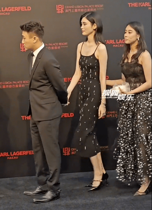 值得一提的是,何猷君当天的男友力爆棚,全程拉着老婆奚梦瑶的手,超宠