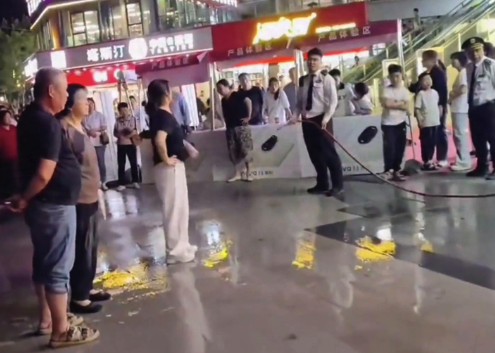 保安“放水”阻暴走團(tuán),？這次網(wǎng)友竟集體叫好