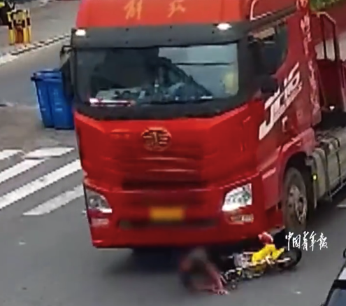 电动车卷入货车底男子侥幸生还 仅肋骨骨折