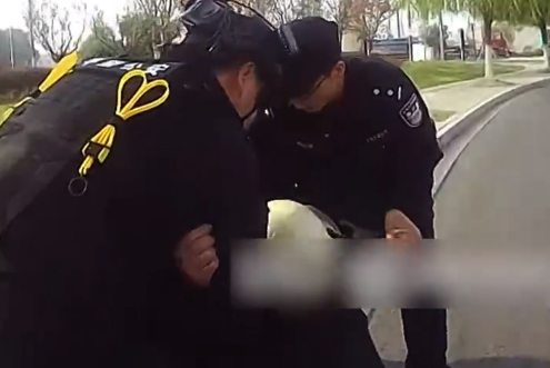 感谢有你们！老人骑车摔倒陷入昏迷民警及时救助 