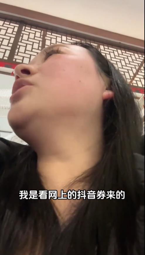 女子哭诉带2岁儿子去女浴室遭拒 单亲妈妈的无奈与困境