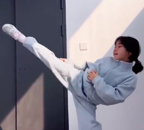 上海女孩展现惊人跆拳道步法 