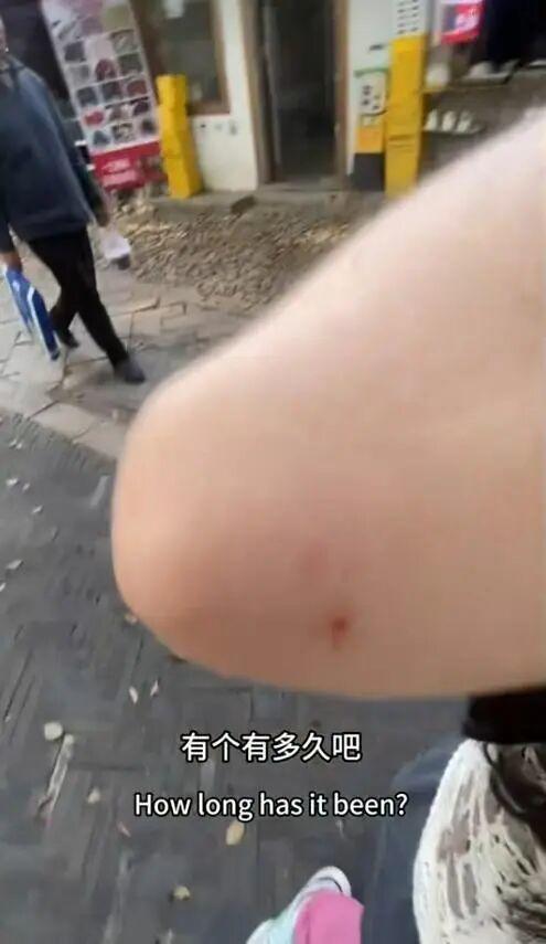 因没消费 游客景区拍照遭商家抢手机 公共区域拍照权利引争议