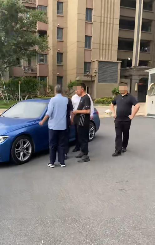 警方介入業(yè)主拒交停車費(fèi)被物業(yè)辱罵