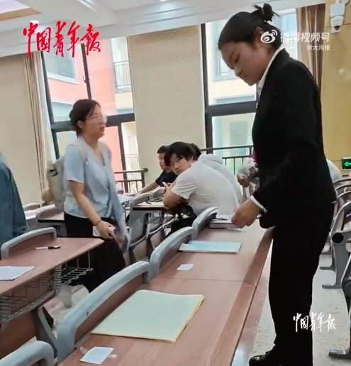 高校清理占座纸条 学生直呼正道的光