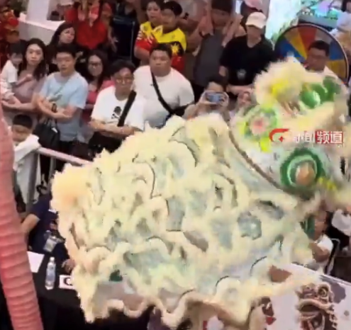 女狮头失误落桩仍坚持比完赛 网友：这就是“龙狮精神”虽败犹荣
