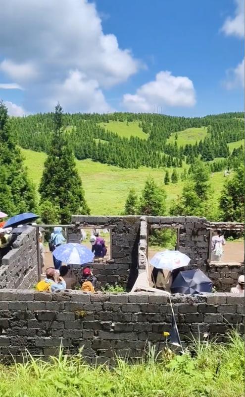 桂林山野外一废弃牛棚意外走红 乡村文旅新热点