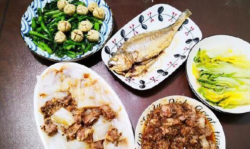 广东一家四口的周末午餐，荤素搭配好吃又好做，家人爱吃绝不浪费