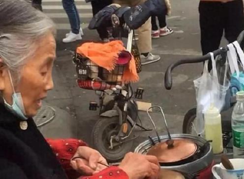 成都婆婆摆路边摊20年，外地姑娘找了3次才吃上，结账时不敢相信