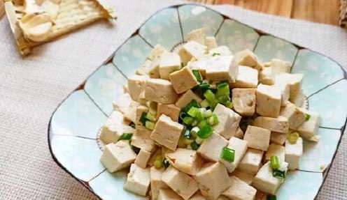 买豆腐时，不是越白越好！老匠人：认准5点，豆腐鲜嫩美味口感好