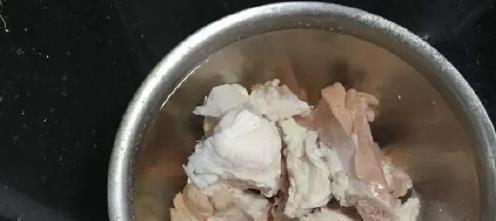 炖骨头汤时，牢记“2不放”原则，汤白肉香不油腻，营养全保留