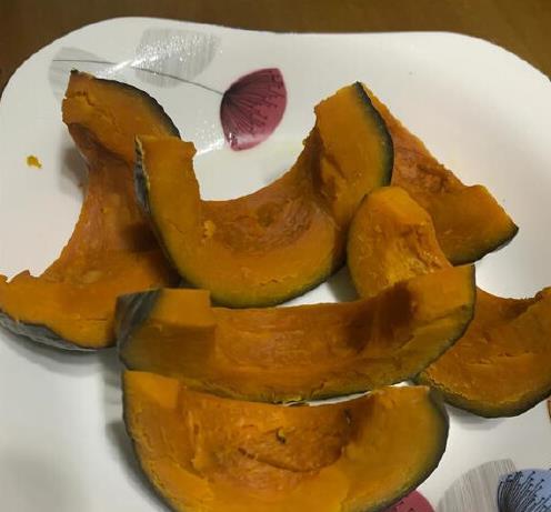 天津大姐自掏腰包，给孙子做早餐，网友：退休金没5000不敢这么吃
