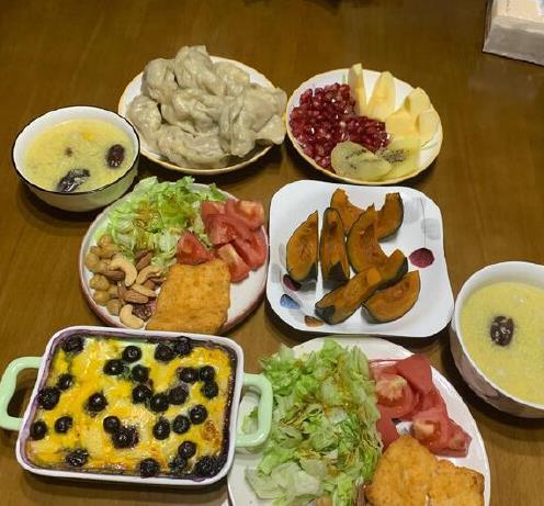 天津大姐自掏腰包，给孙子做早餐，网友：退休金没5000不敢这么吃