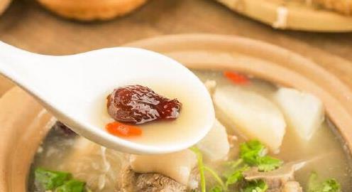 天冷炖羊肉，用料简单点！只用“3样料”，不腥不膻，肉香汤鲜