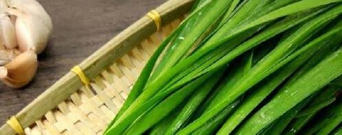 吃完韭菜一小时内，这3类食物要谨慎食用！