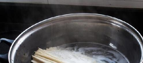 煮面条的时候，面条容易粘在一起，教你最全的妙招，面条丝滑如丝
